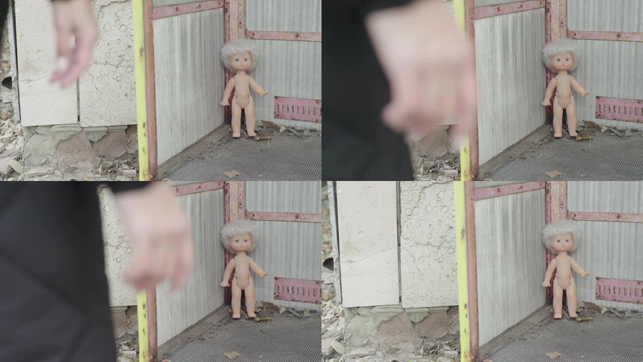 切尔诺贝利核电站附近的普里皮亚季市一个被遗弃的儿童玩具