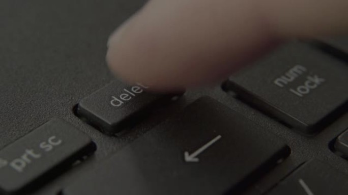 手指按下键盘上的删除按钮