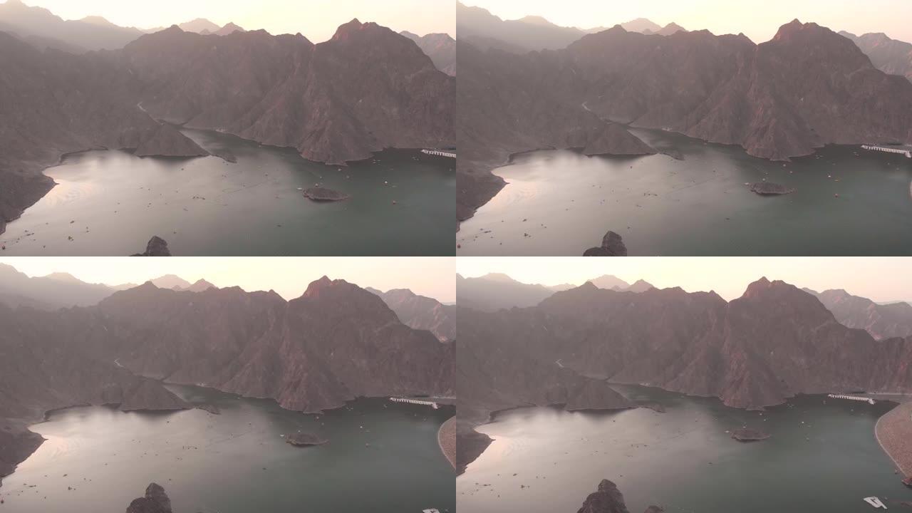 风景秀丽的哈达大坝湖，具有阿拉伯联合酋长国迪拜酋长国的特色山脉景观