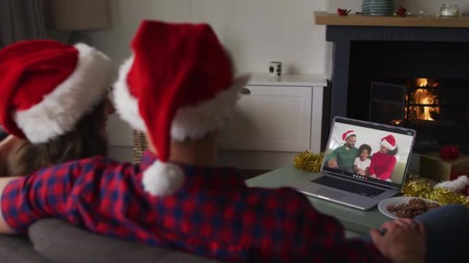 圣诞节时，白人夫妇在笔记本电脑上与家人进行视频通话