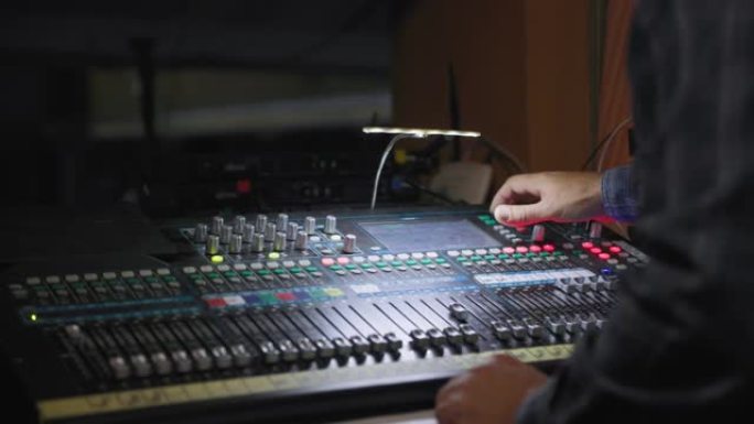 广播电台，录音师之手在制作工作室中使用带有编辑工具的音乐混音器