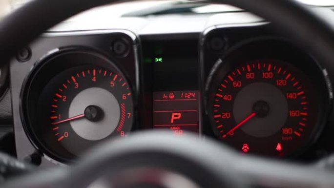 模拟汽车仪表板。带有速度计和黑色和红色行程计算机的转速表