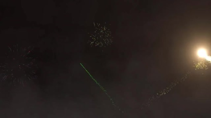 圣诞节和新年烟花在夜空中爆炸的动画
