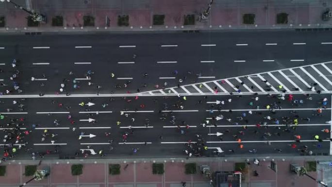 空中无人机镜头。基辅街道上的马拉松。