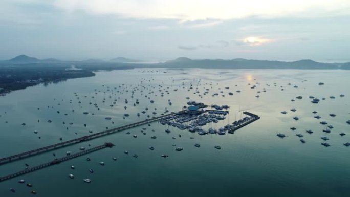 鸟瞰图查龙湾有许多船游艇，长尾渔船，帆船在普吉岛泰国旅行和运输工业概念