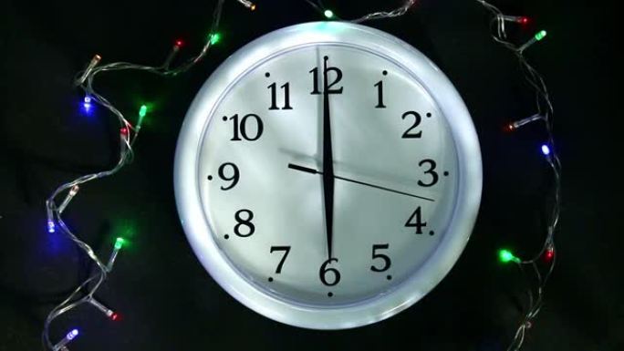 加兰旁边的白色钟。秒手去下午6点。为新年做准备，圣诞节。