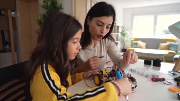 高加索母亲和她的女儿共同组成了一辆带有传感器的自主自驱动机器人汽车