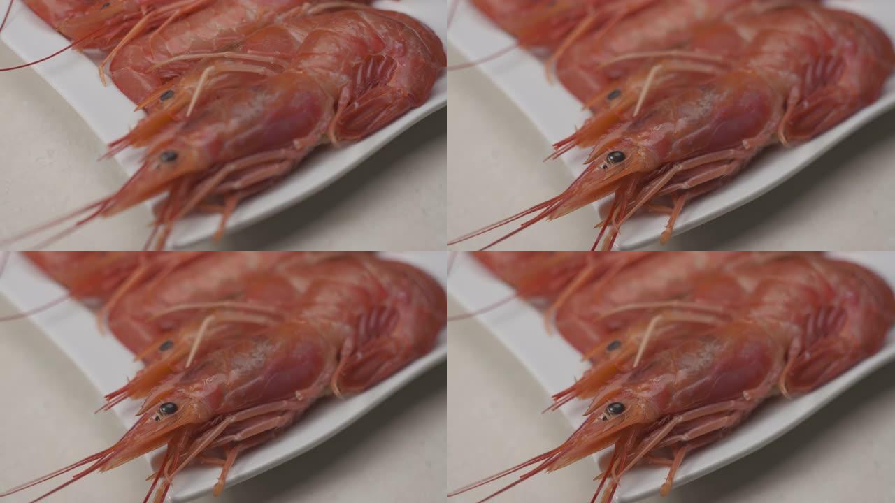 盘子上有新鲜的生红虾。阿根廷虾虾海鲜放在盘子上