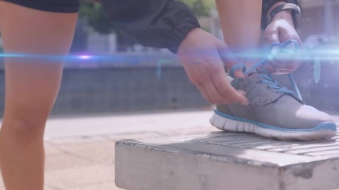 穿短裤系跑鞋的女人在脚上移动的蓝光动画