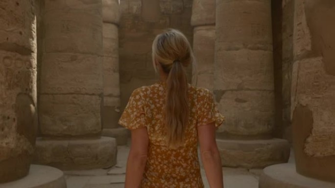 女性游客观光古埃及坦普尔