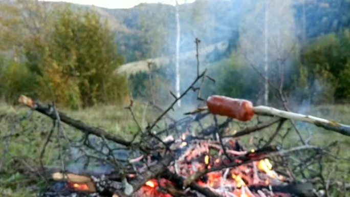 森林篝火上烤的美味香肠。