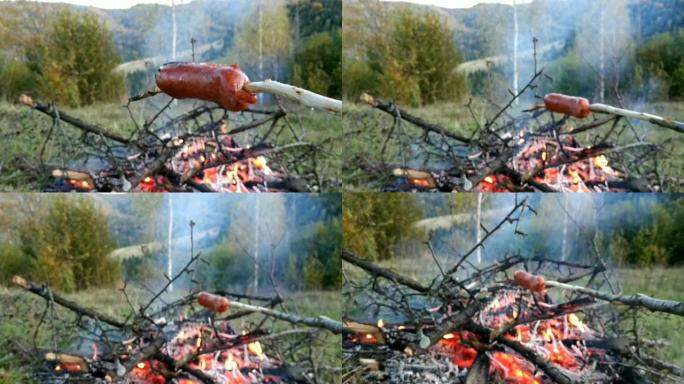 森林篝火上烤的美味香肠。
