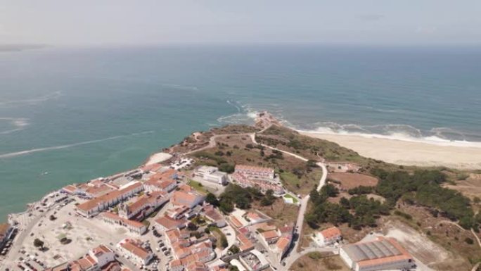 葡萄牙纳扎尔村和以大海为背景的著名海滩。航拍全景