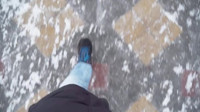 穿着冬靴的腿在沥青上行走。冒险度假徒步旅行者在冬天徒步旅行。