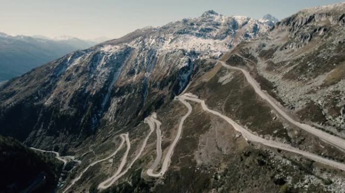 瑞士阿尔卑斯山格里姆塞尔山口蜿蜒道路的鸟瞰图