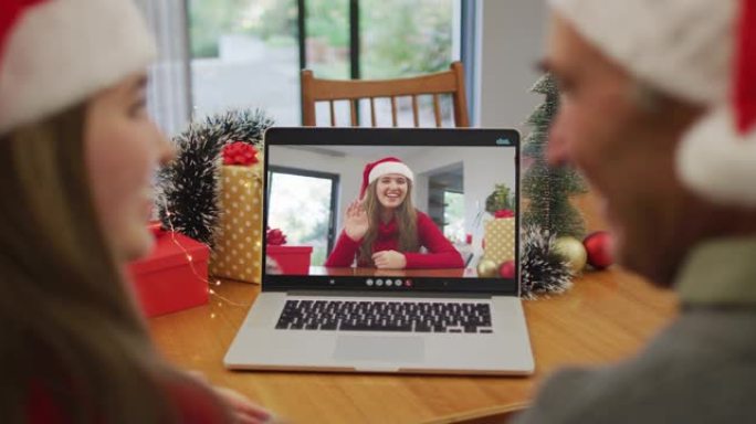 快乐的高加索老人和孙女在圣诞节与女性朋友进行视频通话