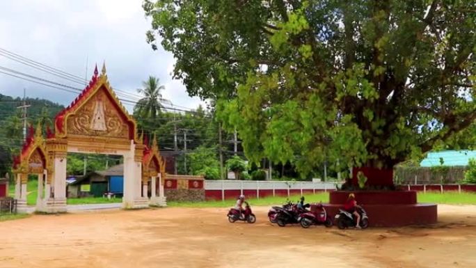 泰国苏梅岛素叻他尼的Wat Ratchathammaram寺入口大门的彩色建筑