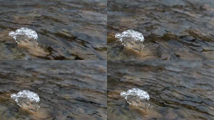冰融化 -- 河流流动。冬季喀尔巴阡山河的景色