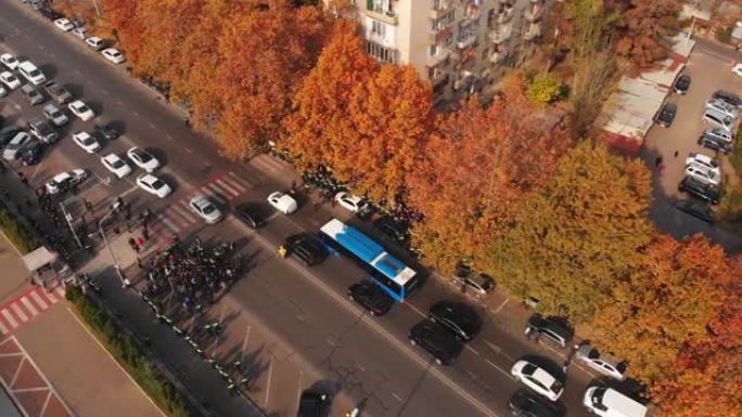 第比利斯，佐治亚州-11月10日，2021: 空中自上而下的视图警察在公共反政府抗议活动中包围着街头