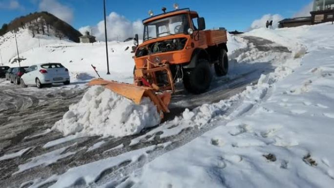 从雪希腊到梅索沃清洁路的扫雪机