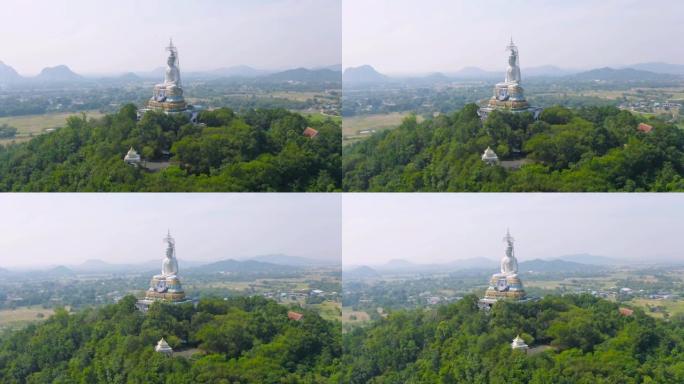 泰国Ratchaburi寺庙公园的白色佛塔佛塔Wat Nong Hoi公园鸟瞰图，绿山丘陵和林木。泰