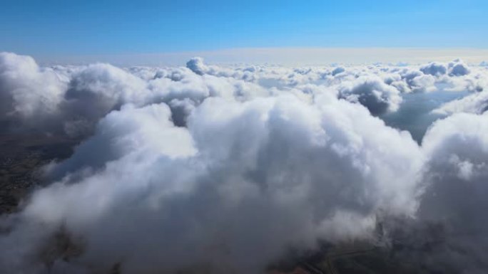 在地球高空覆盖着白色浮肿积云的飞机窗口的鸟瞰图