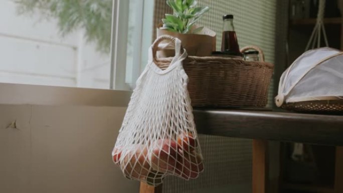 购物旅行回家后，携带无塑料袋的食品杂货，并将可重复使用的棉网袋挂在一起-库存视频