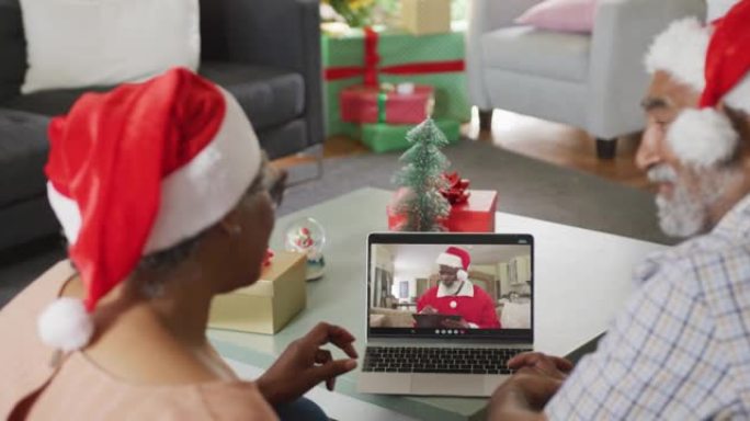 快乐的非洲裔美国高级夫妇在圣诞节与圣诞老人进行视频通话