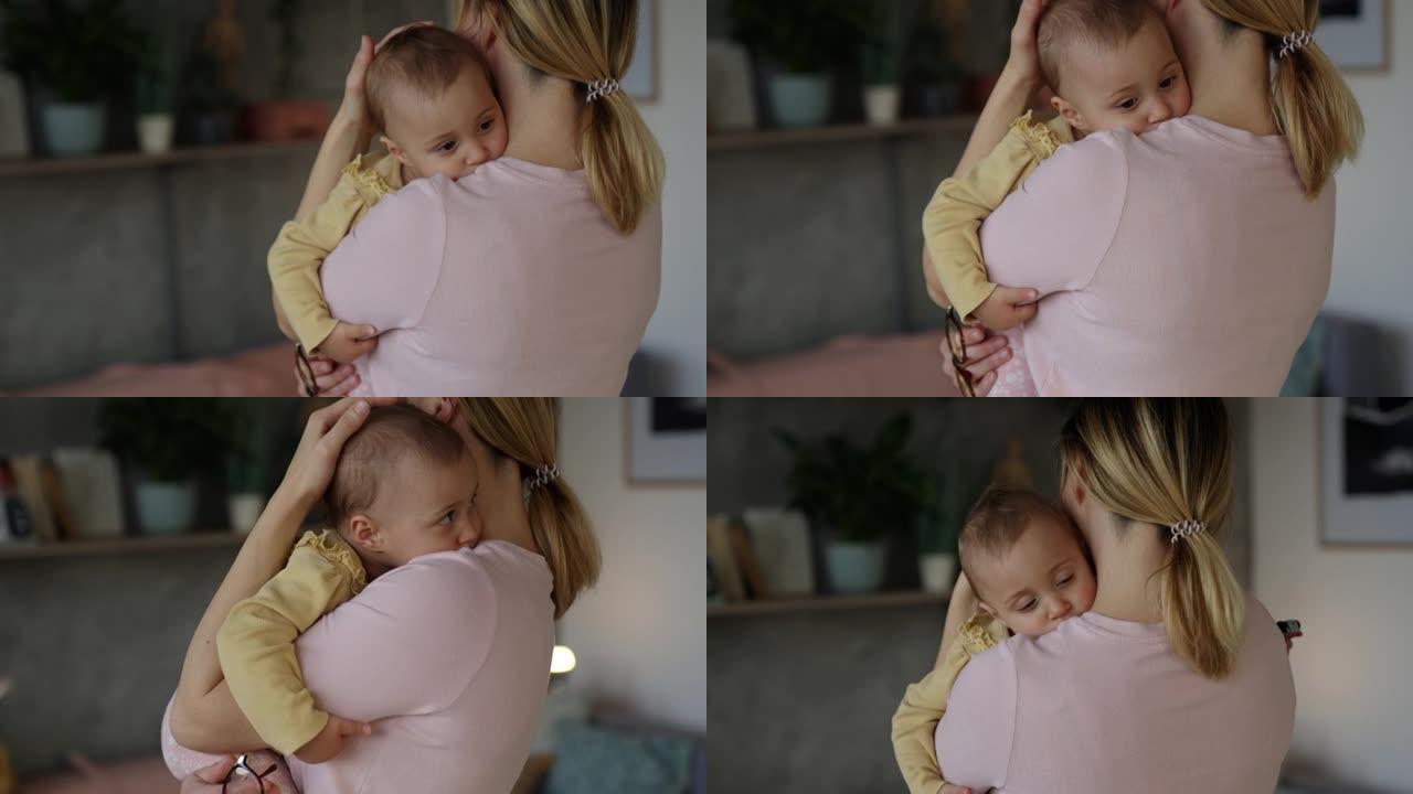 一位年轻的新妈妈将她的女婴抱在怀里