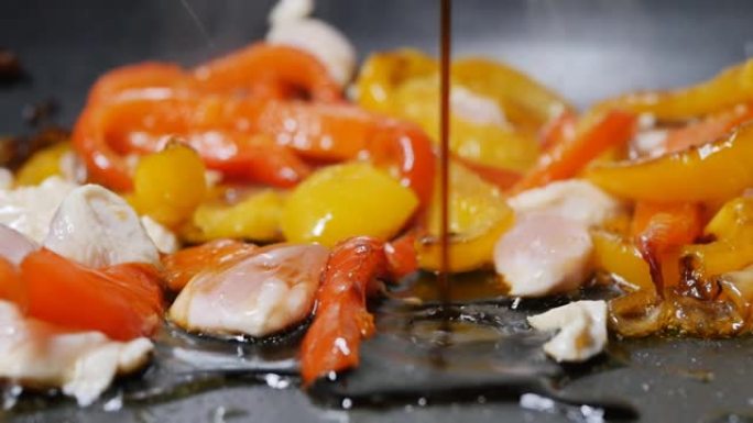 在锅里加入酱油，我们用甜椒和洋葱炒肉