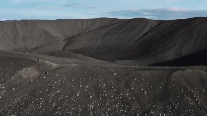 无人机撤回了冰岛火山的黑色大火山口