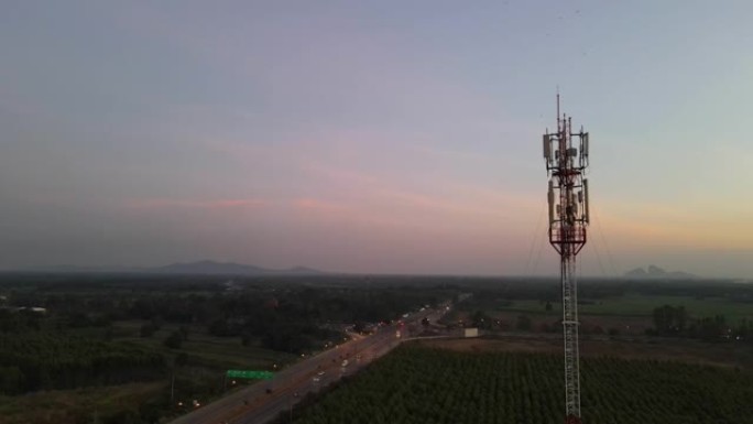 电信塔周围的鸟瞰图。无人机的观点