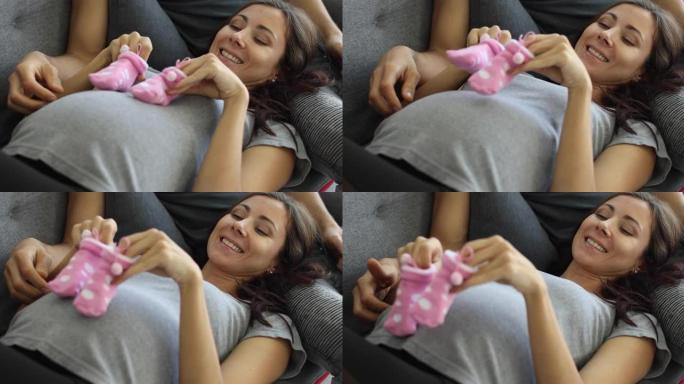 孕妇玩粉色袜子
