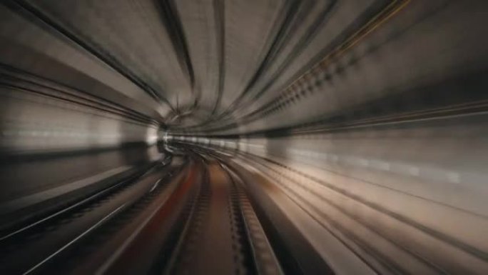 快速超快，从前窗观察地铁隧道中的无人驾驶列车。在现代城市乘坐地铁的时间间隔。地下运输路线的长镜头。运