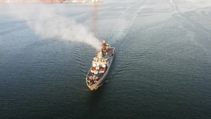 大型俄罗斯反潜舰在晴天平均速度