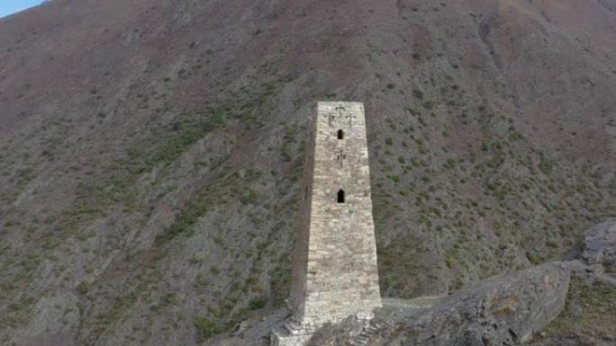 无人机在山顶的旧watch望塔周围逆时针飞行