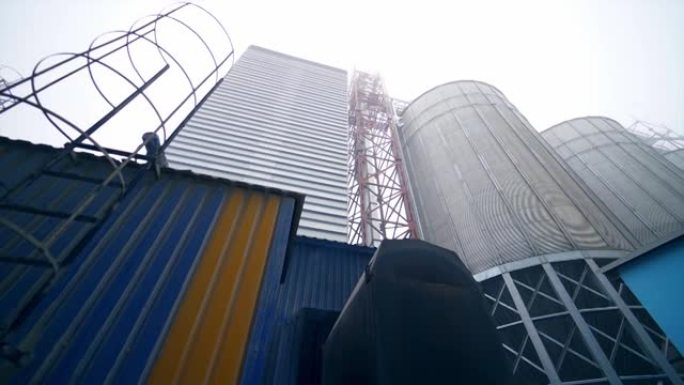 储存粮仓技术罐。大工厂电梯建设。