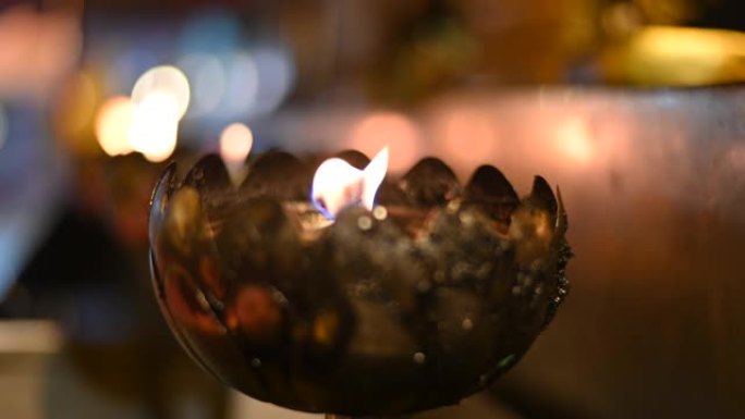泰国清迈DOI SUTHEP寺夜间的泰国风格金属油蜡烛