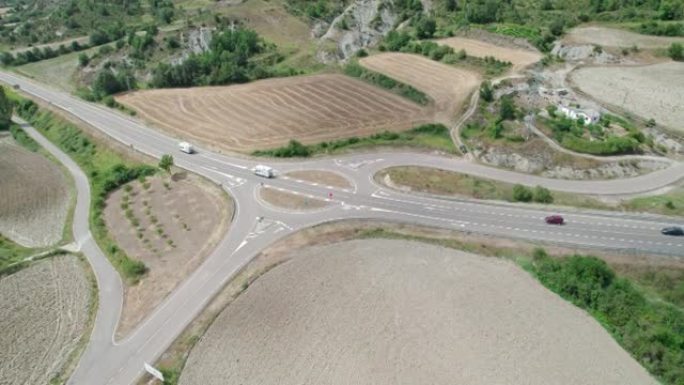 山景中的快速入门之路。穿过山间桥的高速公路。
