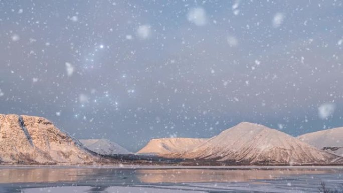 美丽的冬季山湖景观。晚上时间。雪花以慢动作落下。冬季背景。大熊座和小熊座的星座。北极星的光芒。
