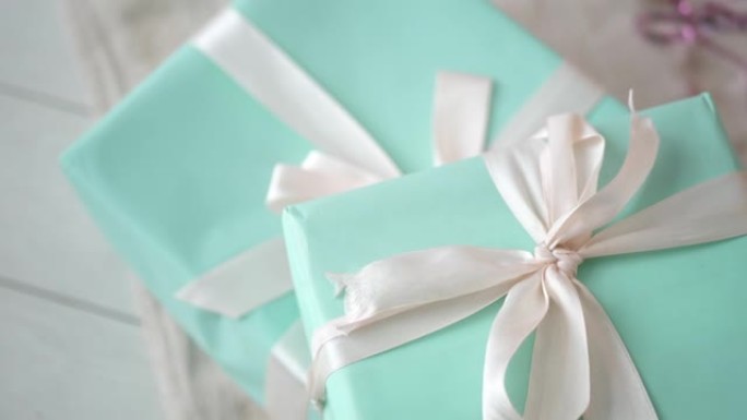 蓝色谎言盒中的圣诞礼物接下来是家里装饰的圣诞树