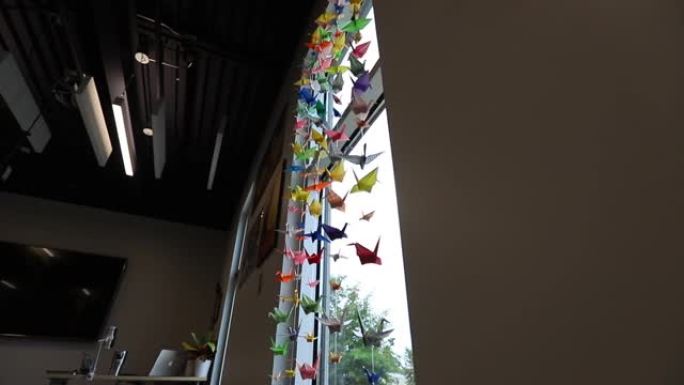 纸鸟艺术品悬挂在教室的窗户上