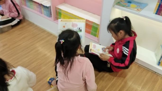 小学生看书儿童书店阅读学习小孩子书店看书
