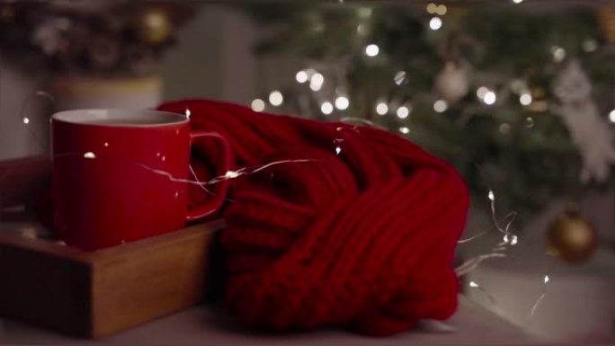 一个带有红色格子和背景上的杯子的木制托盘是一棵圣诞树，背景上有金色的bokeh和圣诞节花环。4k视频
