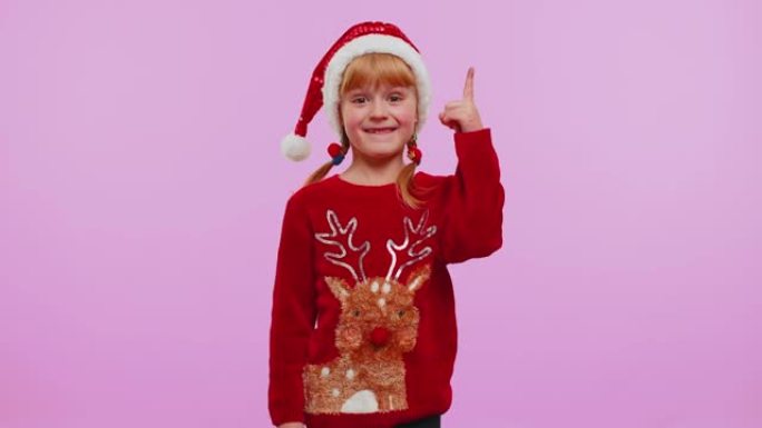 穿着圣诞毛衣的兴奋女孩做手势举起手指想出了创意计划好主意