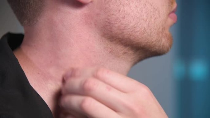 一个高加索人对自己做颈部按摩的特写镜头。颈部疼痛和预防颈部问题。