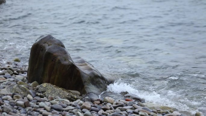 h海边涨潮落潮冲刷岩石