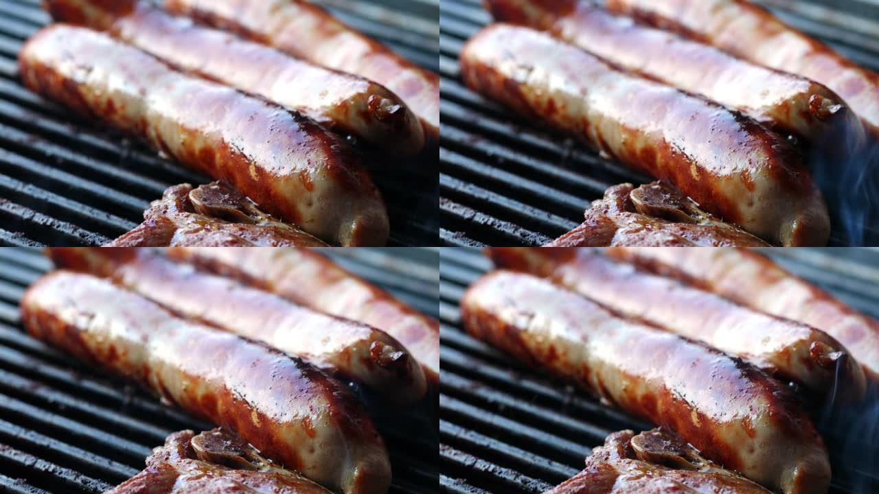 在烤架上特写3个香肠和一片肉。香肠发出嘶嘶声，可以看到淡淡的烟雾。