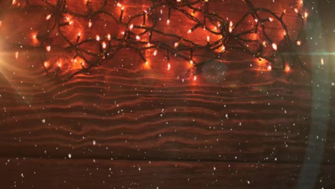 雪落在木头上的红色圣诞仙女灯上的动画