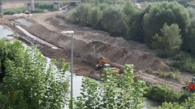 Benevento -卡洛河左岸的挖掘机在行动